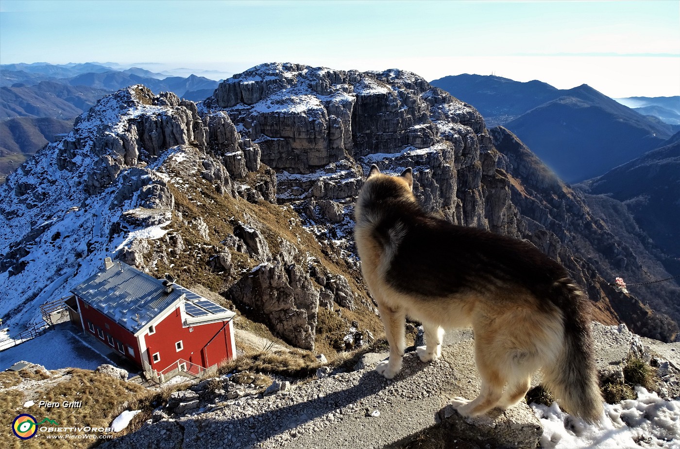 74 Da Punta Cermenati Il rosso Rif. Azzoni, Torre di Valnegra e Pizzo Daina.JPG -                                